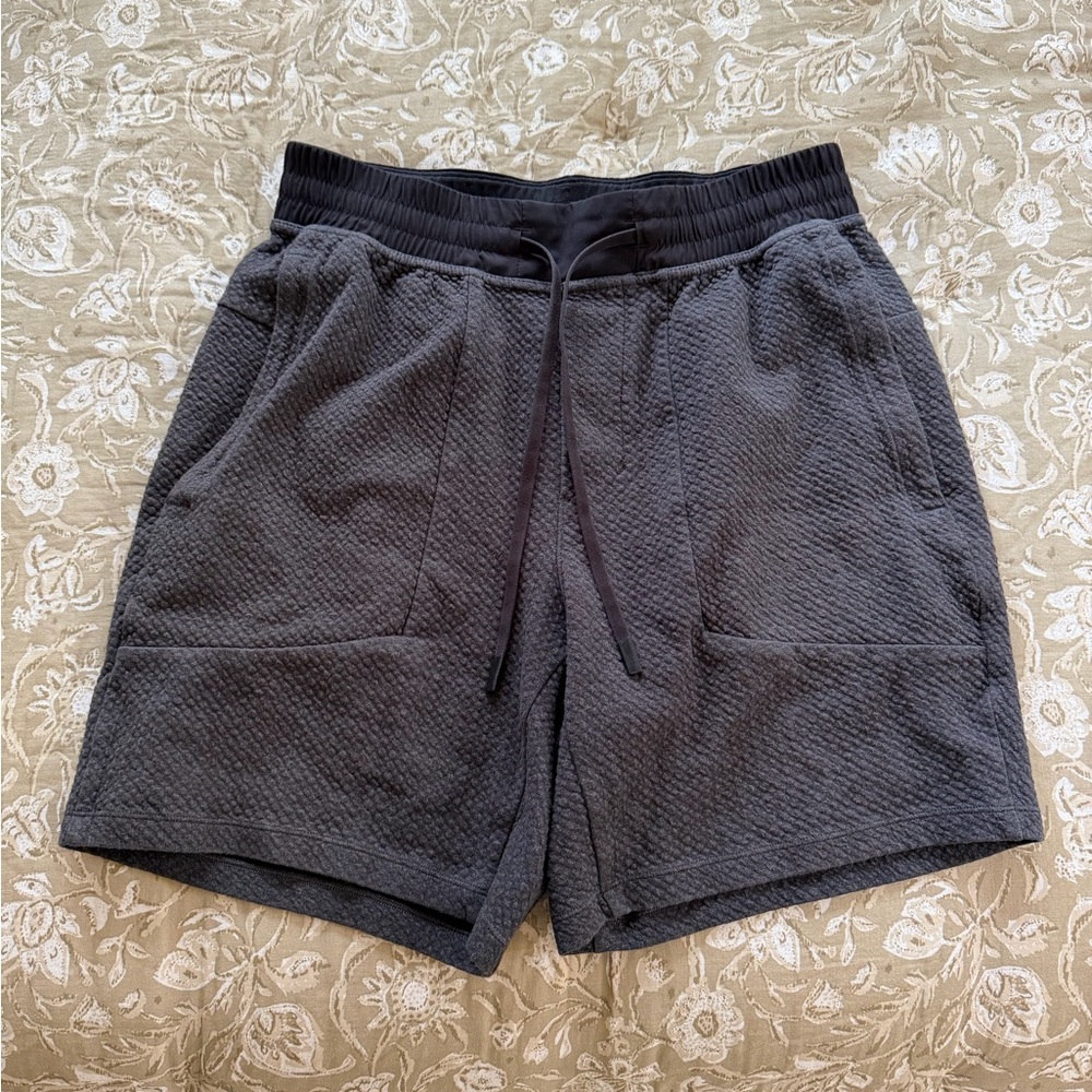 Lululemon Men's Gray Textured Athletic Shorts Size Medium Relaxed Fit